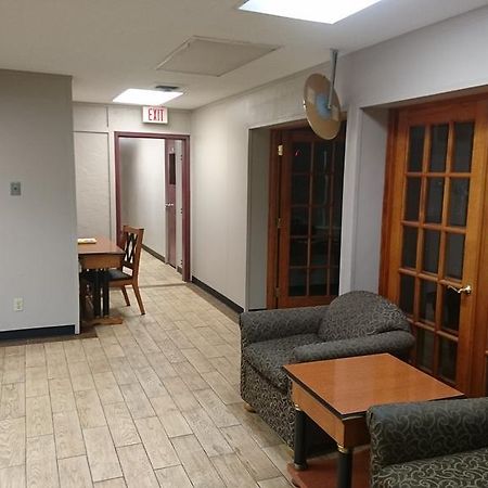 Burton Inn And Suites Buitenkant foto