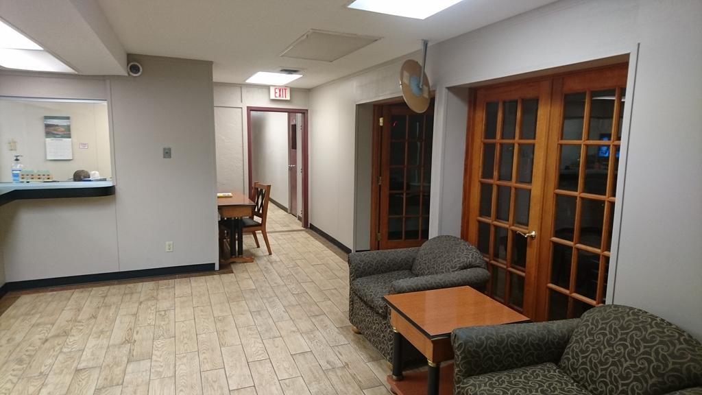 Burton Inn And Suites Buitenkant foto