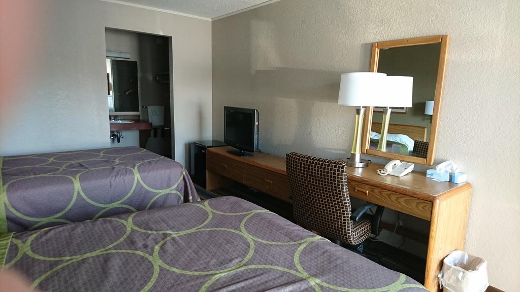 Burton Inn And Suites Buitenkant foto