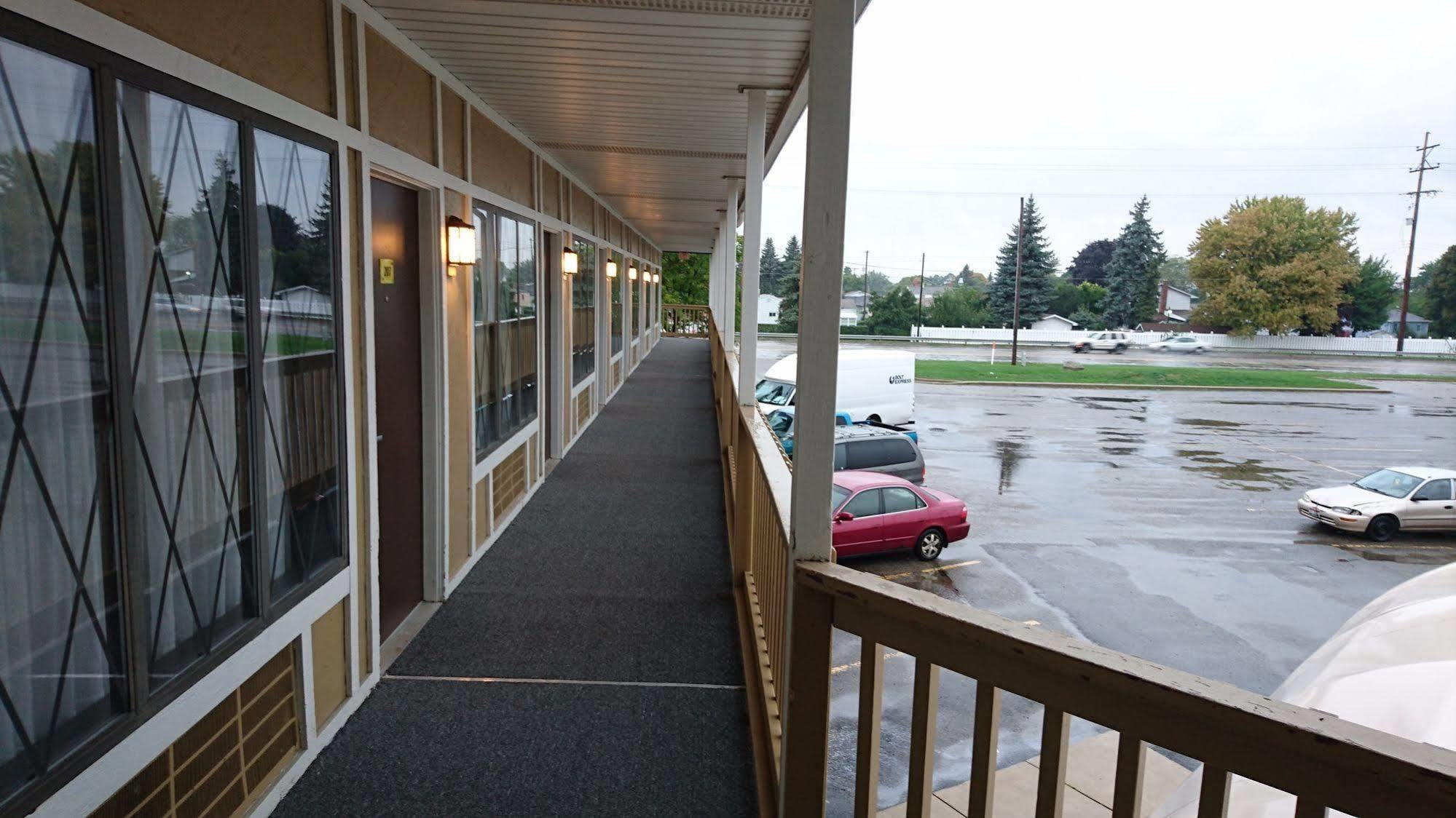 Burton Inn And Suites Buitenkant foto