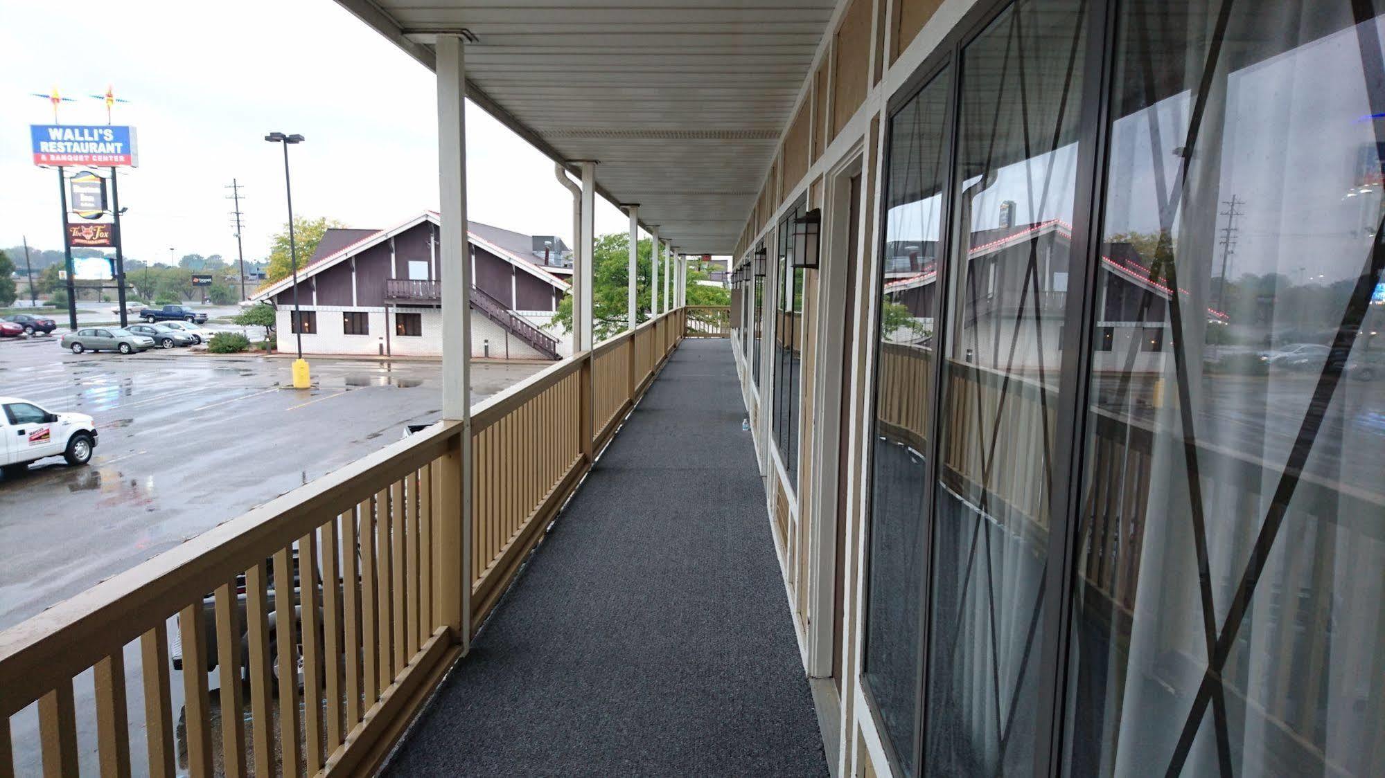 Burton Inn And Suites Buitenkant foto