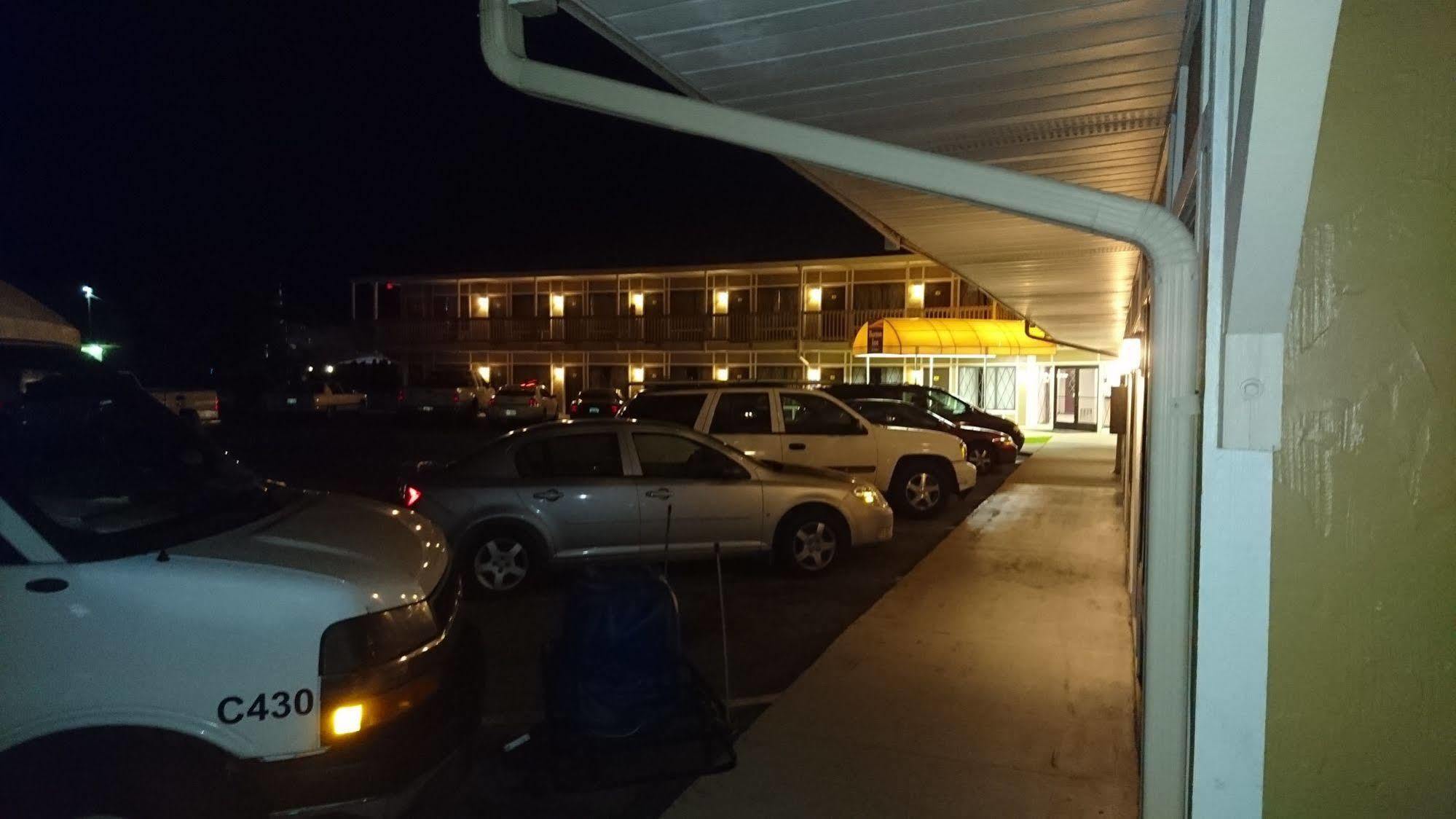Burton Inn And Suites Buitenkant foto