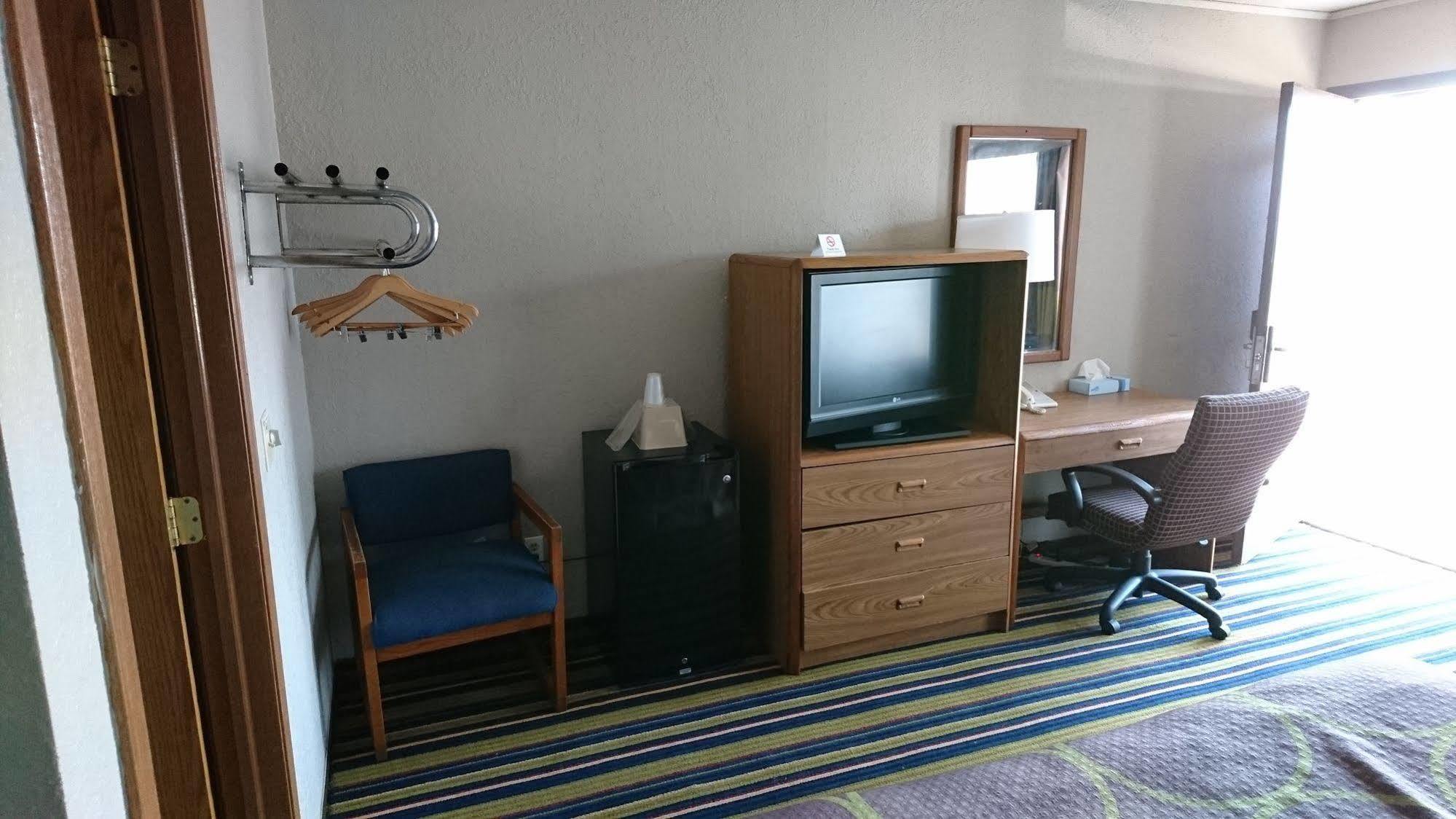 Burton Inn And Suites Buitenkant foto