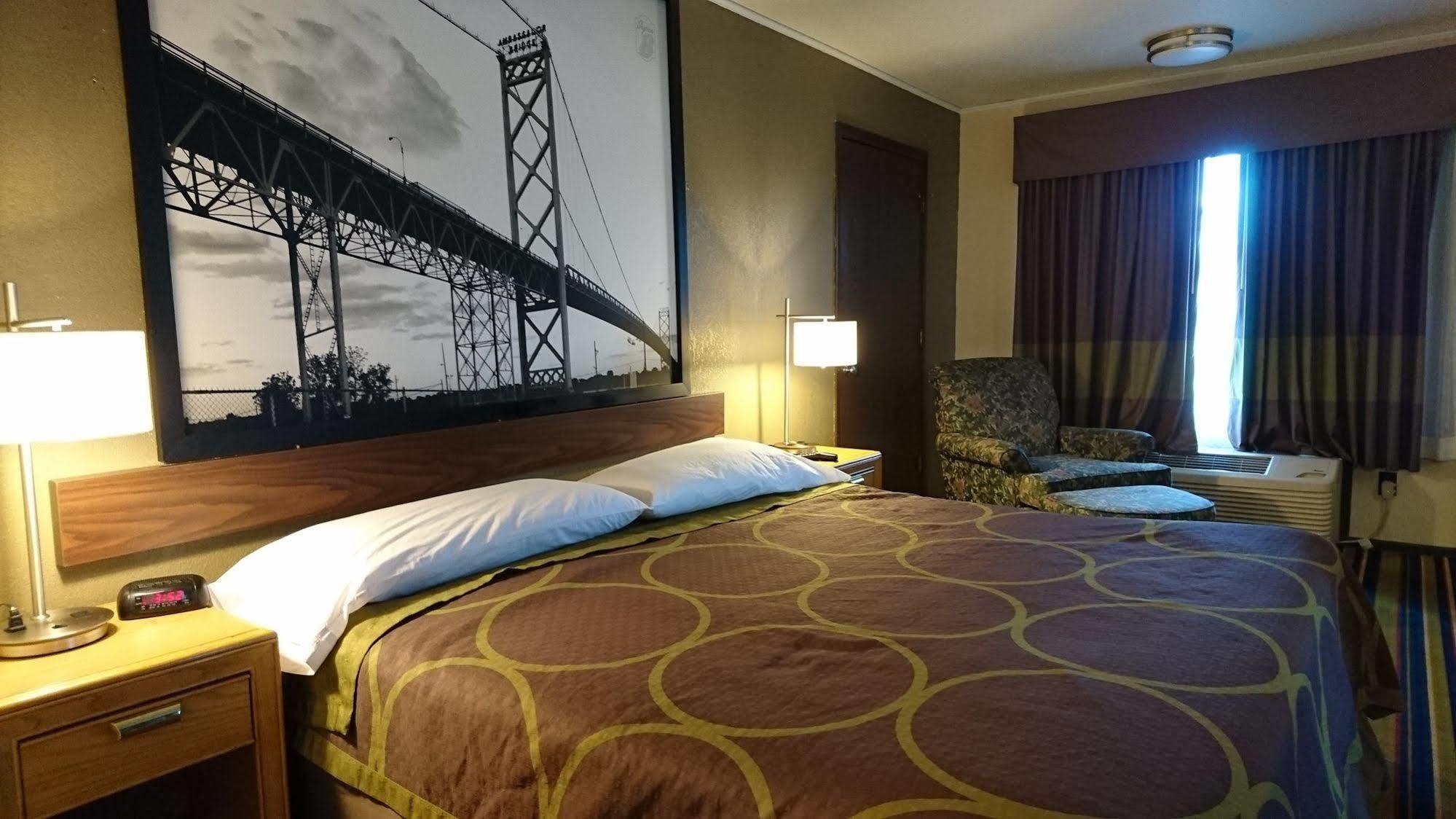 Burton Inn And Suites Buitenkant foto