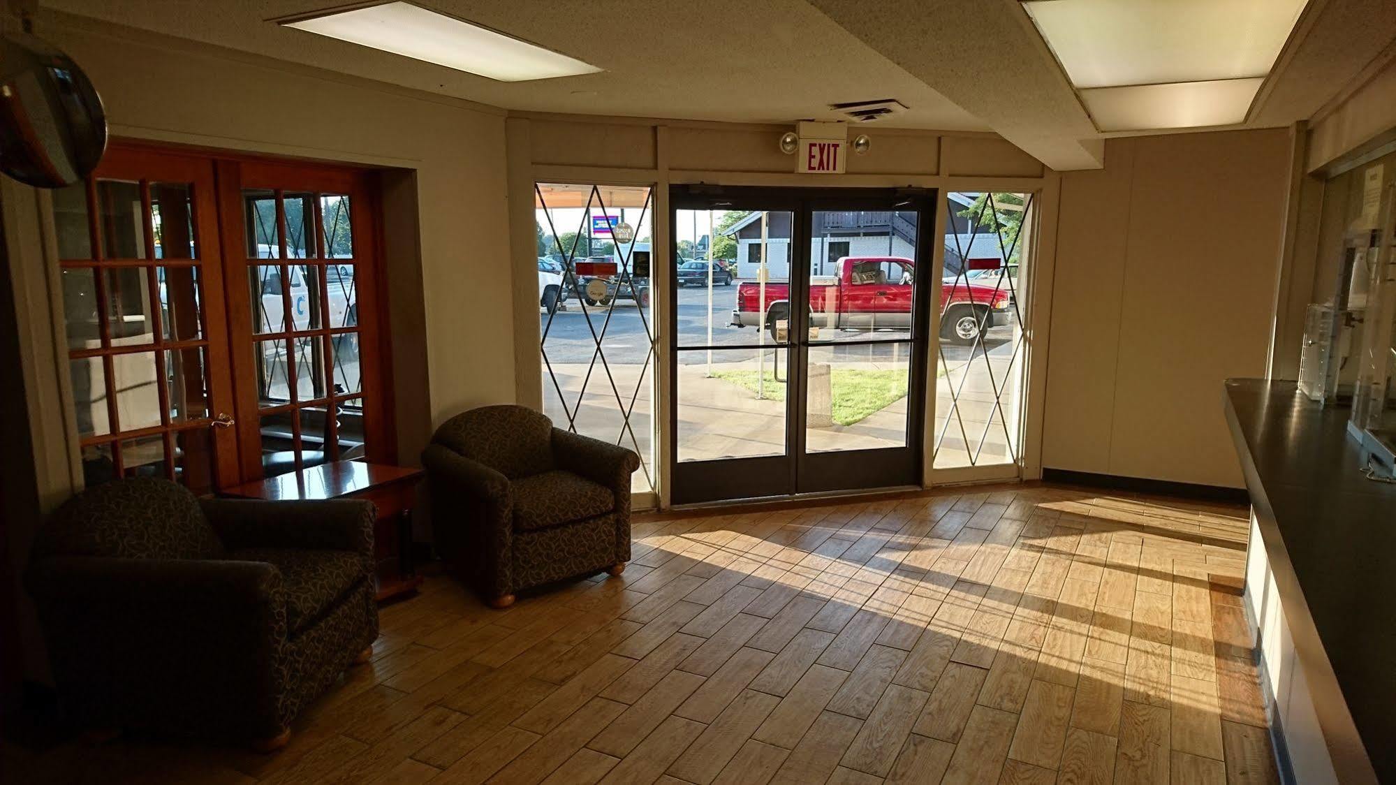 Burton Inn And Suites Buitenkant foto