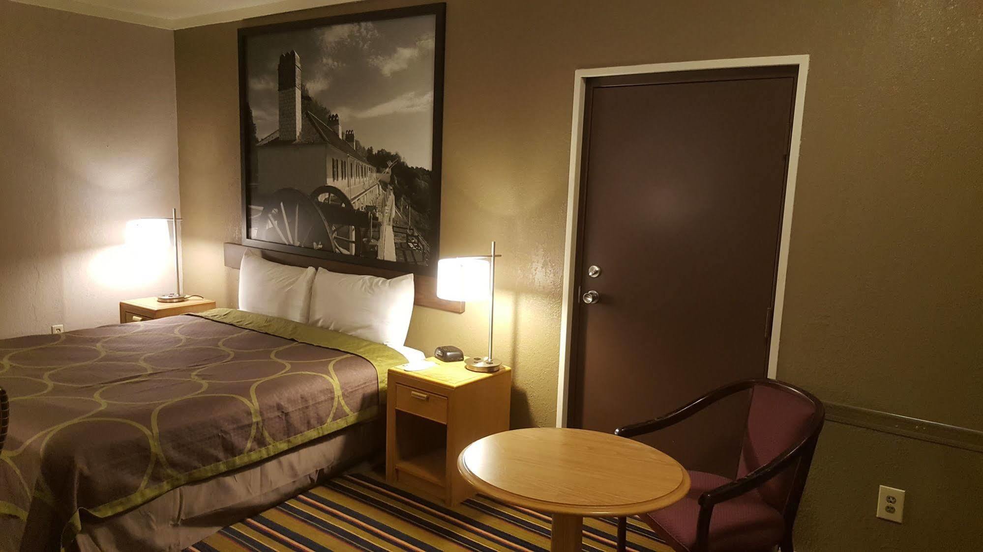 Burton Inn And Suites Buitenkant foto