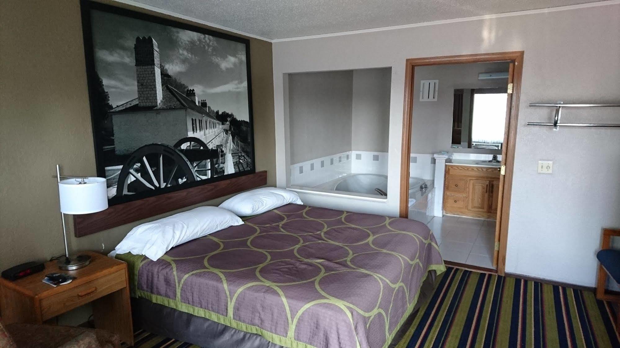 Burton Inn And Suites Buitenkant foto