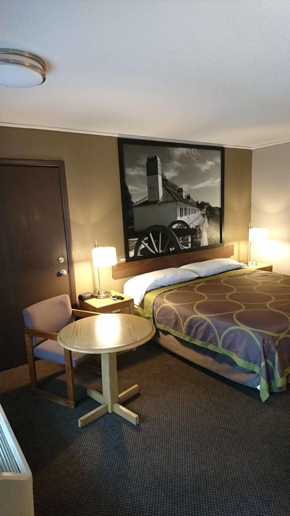 Burton Inn And Suites Buitenkant foto