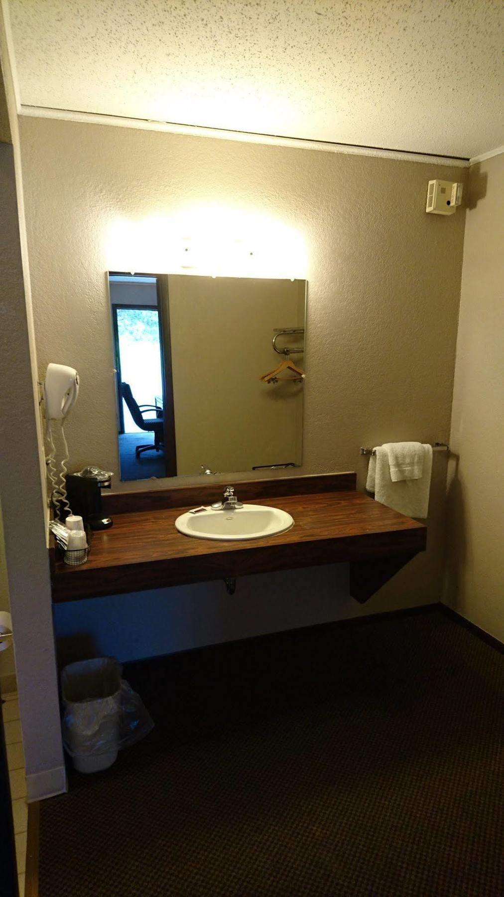 Burton Inn And Suites Buitenkant foto