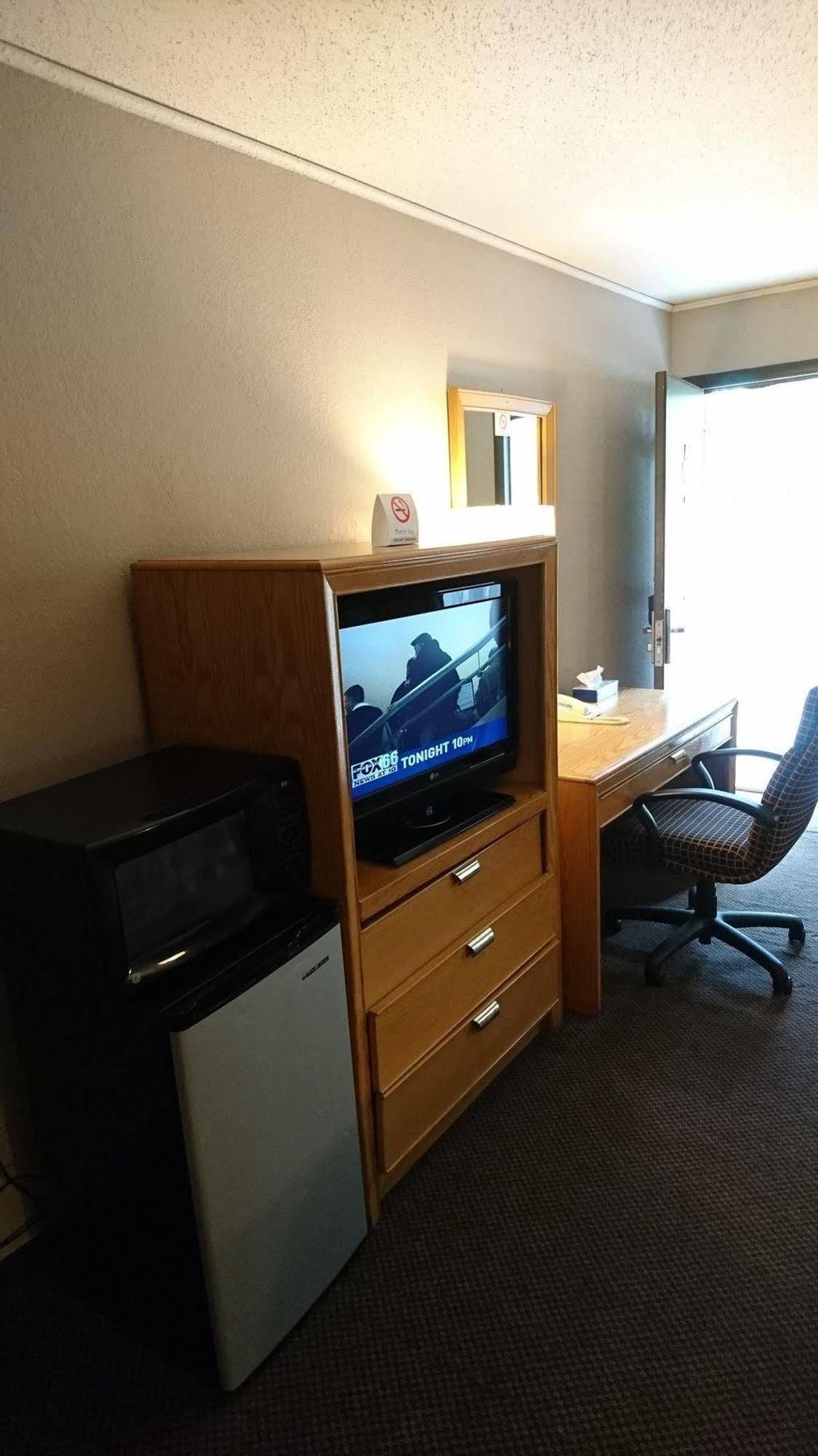 Burton Inn And Suites Buitenkant foto
