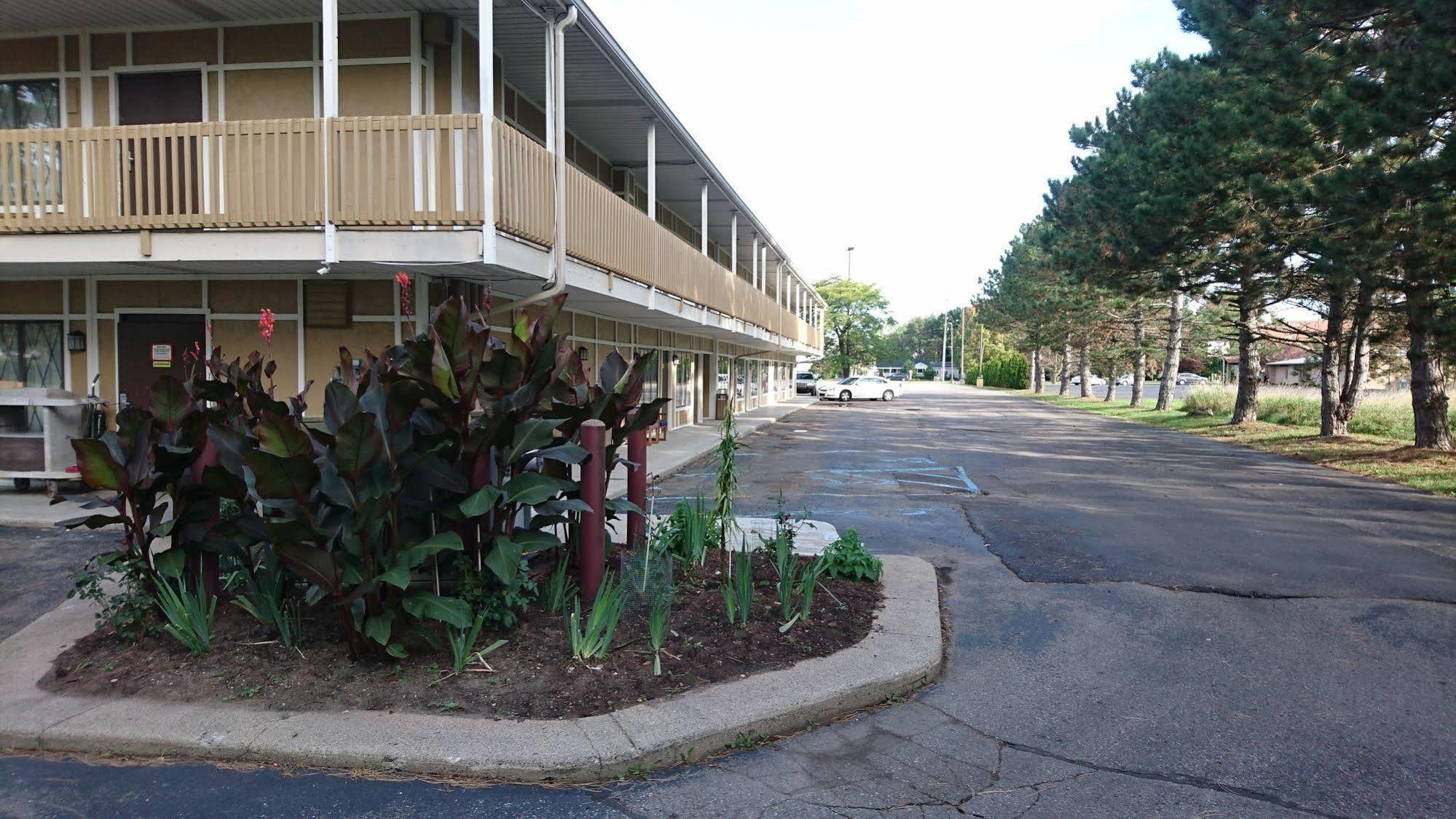 Burton Inn And Suites Buitenkant foto