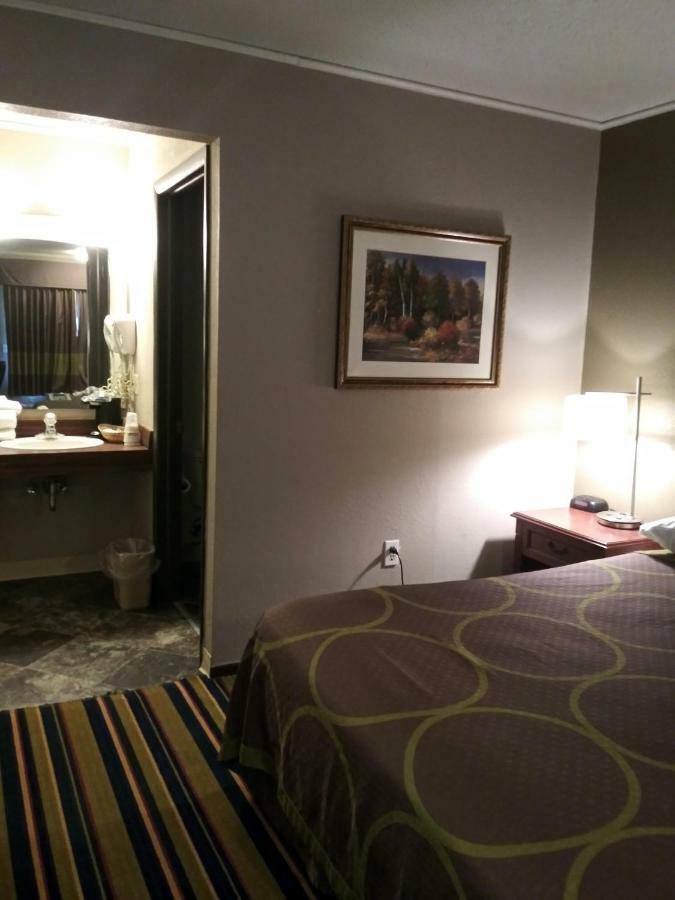 Burton Inn And Suites Buitenkant foto