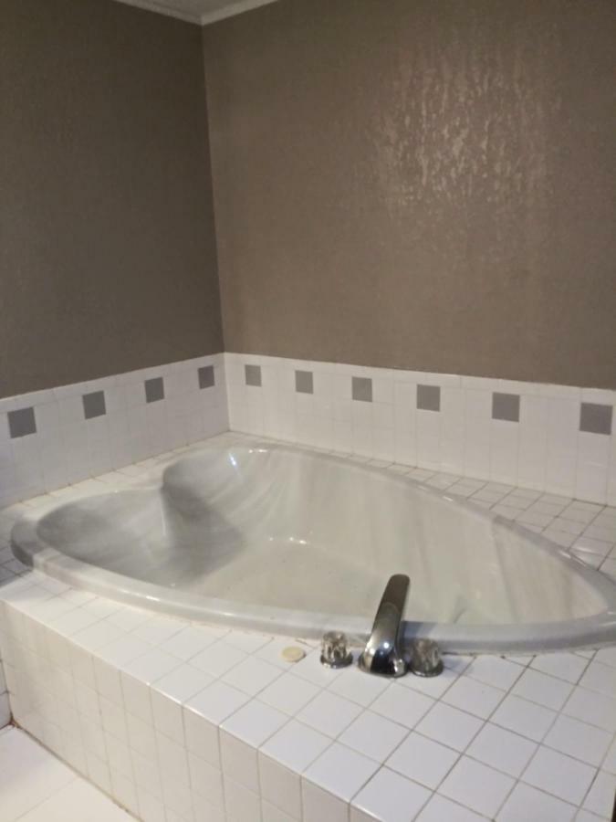 Burton Inn And Suites Buitenkant foto