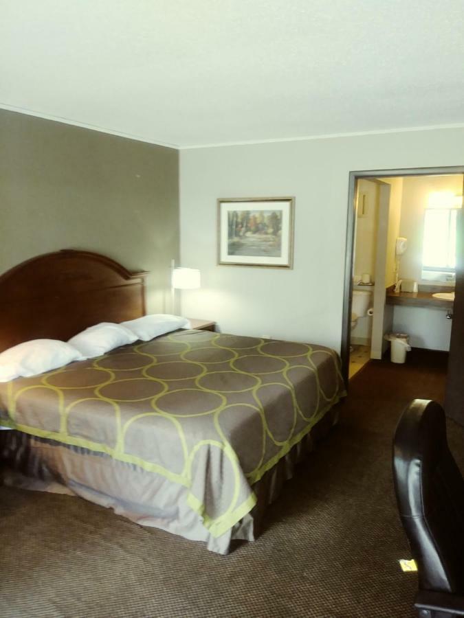 Burton Inn And Suites Buitenkant foto