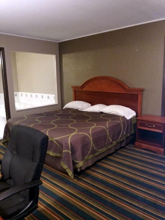 Burton Inn And Suites Buitenkant foto