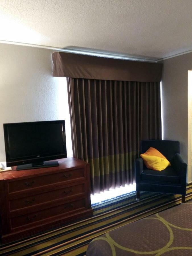 Burton Inn And Suites Buitenkant foto