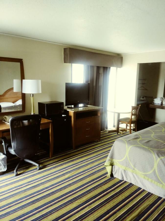Burton Inn And Suites Buitenkant foto
